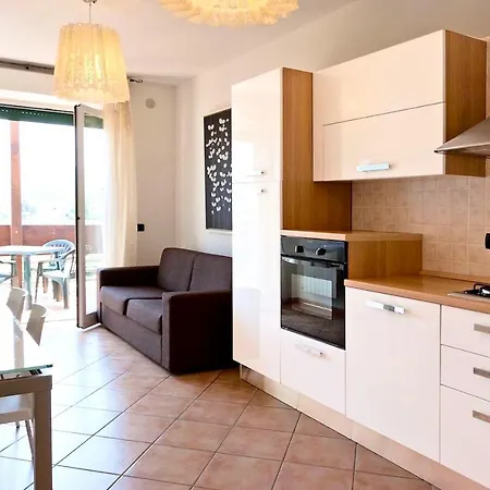 Hotel apartamentowy Isa-apartments 4 Beds In With Swimming-pool In San Vincenzo, Just 600 Meters From The Sea
