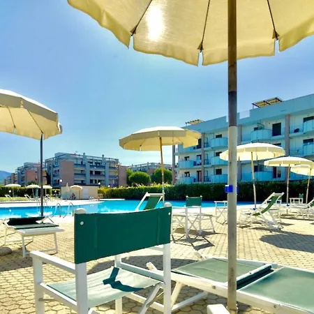 Isa-apartments 4 Beds In With Swimming-pool In San Vincenzo, Just 600 Meters From The Sea *